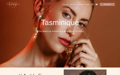 Kopfbereich der Website von Tasminique mit Portrait und Schriftzug